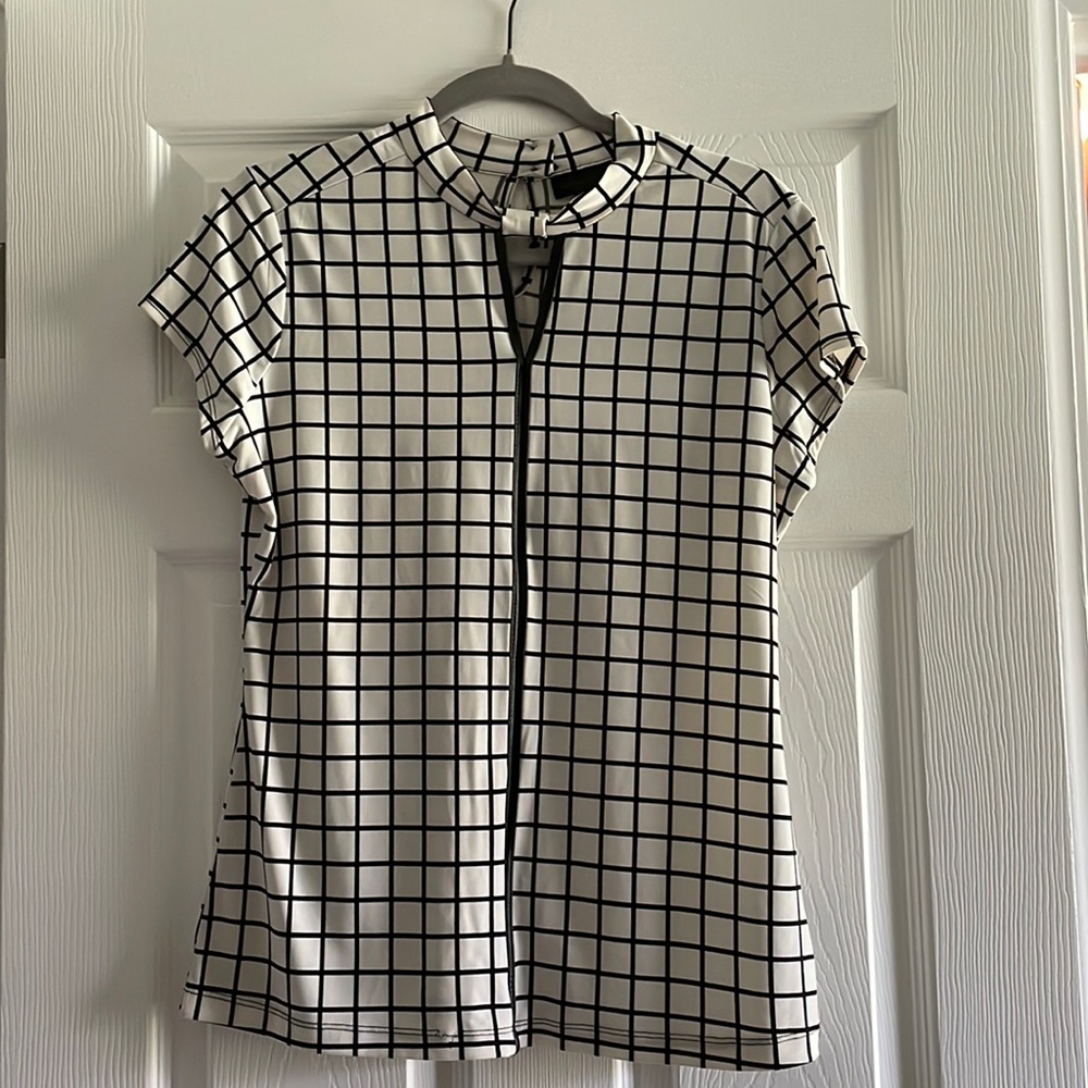 Blouse polyester/spandex. Lays nice.
